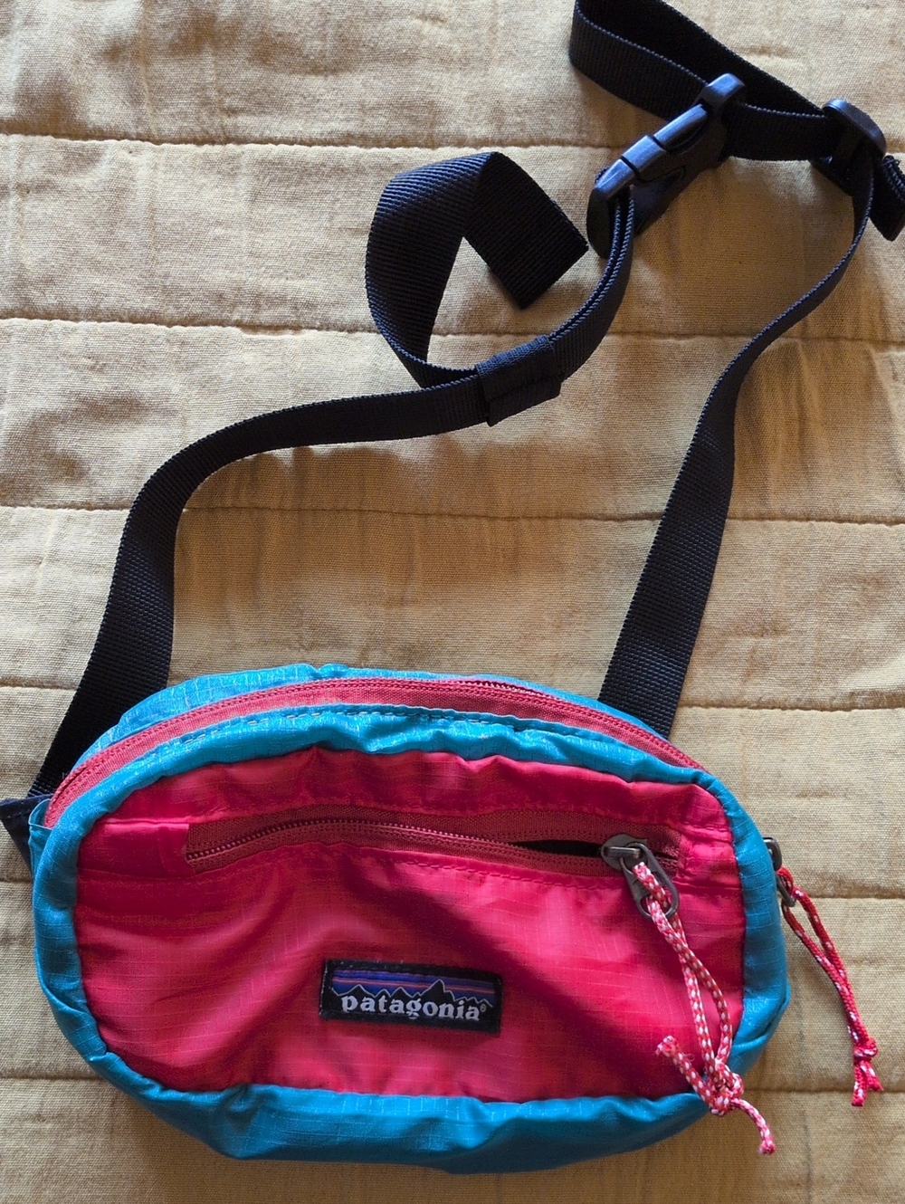 Ultralight Black Hole Mini Hip Pack - Red And Teal